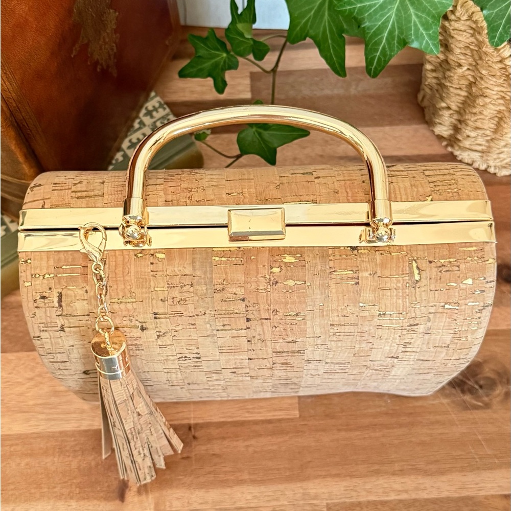 Gorgeous Savannah Cork w/Gold Accents Handbag - Picture 4 of 9
